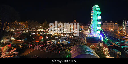 Erfurt, Allemagne. 28th novembre 2017. Le marché du baptême ouvre ses portes à Erfurt, en Allemagne, le 28 novembre 2017. Quelque 200 propriétaires de stand proposent des bonbons, de la nourriture, des épices et des pièces artisanales en face du paysage médiéval de la cathédrale Sainte-Marie et de l'église Severi dans le centre historique. Une épinette de Norvège de 27 mètres de haut de la forêt de Thuringe est la pièce maîtresse brillante du marché de noël. Credit: Martin Schutt/dpa-Zentralbild/dpa/Alay Live News Banque D'Images