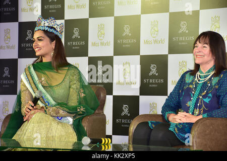 Mumbai, Inde. 27 nov, 2017. Après une longue 17 ans l'Inde a gagné miss monde Miss Monde 2017. «anushi chhillar gagnant'' et ''julia morley'' (présidente) miss monde assister à la conférence de presse à Mumbai quand elle revenir à l'Inde de la Chine au st. regis hotel à Mumbai. crédit : sopa/zuma/Alamy fil live news Banque D'Images