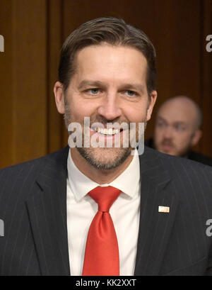 Le sénateur américain Ben Sasse (républicain du Nebraska) avec sa nouvelle barbe à la commission du Sénat américain sur les banques, le logement, Et Affaires urbaines audition sur la nomination de Jérôme H. Powell au poste de président du Conseil des gouverneurs de La Réserve fédérale sur Capitol Hill à Washington, DC le mardi 28 novembre 2017. Crédit : Ron Sachs/CNP /MediaPunch Banque D'Images