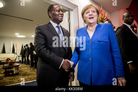 Abidjan, Côte d'Ivoire. 28 novembre 2017. La chancelière allemande Angela Merkel (à droite) rencontre le président de la Côte d'Ivoire, Alassane Ouattara, lors du sommet Afrique-UE à Abidjan, Côte d'Ivoire, les 28 novembre 2017. Entre autres, les dirigeants d'État et de gouvernement de l'Union africaine et de l'Union européenne discuteront des thèmes de la jeunesse et de la démographie lors du sommet Afrique-UE. Le sommet de deux jours de 80 états se déroule à Abidjan, la métropole des affaires de la Côte d’Ivoire ouest-africaine. Crédit : Michael Kappeler/dpa/Alamy Live News Banque D'Images