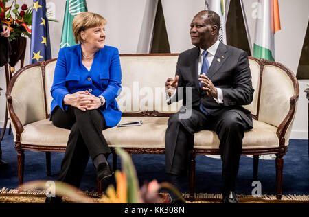 Abidjan, Côte d'Ivoire. 28 novembre 2017. La chancelière allemande Angela Merkel (à gauche) rencontre le président de la Côte d'Ivoire, Alassane Ouattara, lors du sommet Afrique-UE à Abidjan, Côte d'Ivoire, 28 novembre 2017. Entre autres, les dirigeants d'État et de gouvernement de l'Union africaine et de l'Union européenne discuteront des thèmes de la jeunesse et de la démographie lors du sommet Afrique-UE. Le sommet de deux jours de 80 états se déroule à Abidjan, la métropole des affaires de la Côte d’Ivoire ouest-africaine. Crédit : Michael Kappeler/dpa/Alamy Live News Banque D'Images