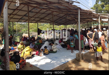 Kutupalong, Bangladesh. 28 novembre 2017. Vue d'un point de collecte pour les réfugiés rohingyas nouvellement arrivés dans le camp de réfugiés de Kutupalong (Bangladesh), 28 novembre 2017. Crédit : Nick Kaiser/dpa/Alamy Live News Banque D'Images