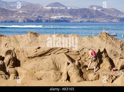 Las Palmas, Grande Canarie, Îles Canaries, Espagne 29 novembre, 2017. Météo: Une équipe internationale de sculpteurs du sable travaillant sur la scène de la nativité du sable sur la plage de la ville de Las Palmas comme la température du milieu de la matinée monte à 28 degrés Celcius. La scène de la nativité de 75 x 30 mètres s'ouvre au public au début de décembre. La scène de Las Year a attiré 200,000 visiteurs. Banque D'Images