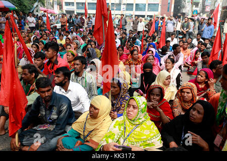 Dhaka, Bangladesh. 29 nov, 2017 travailleurs de vêtements du Bangladesh. chandail luxma s'asseoir sur la route et crier comme slogan qu'ils prennent part à une manifestation exigeant en raison des salaires à Dhaka, Bangladesh. crédit : sk Hasan Ali/Alamy live news Banque D'Images