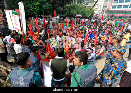 Dhaka, Bangladesh. 29 nov, 2017 travailleurs de vêtements du Bangladesh. chandail luxma s'asseoir sur la route et crier comme slogan qu'ils prennent part à une manifestation exigeant en raison des salaires à Dhaka, Bangladesh. crédit : sk Hasan Ali/Alamy live news Banque D'Images