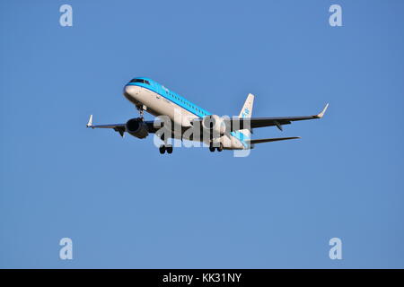 KLM Cityhopper Embraer 190/195 EXA-PH L'atterrissage à l'aéroport Heathrow de Londres, UK Banque D'Images