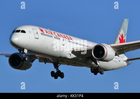 Air Canada Boeing 787 Dreamliner C-FKSV l'atterrissage à l'aéroport Heathrow de Londres, UK Banque D'Images