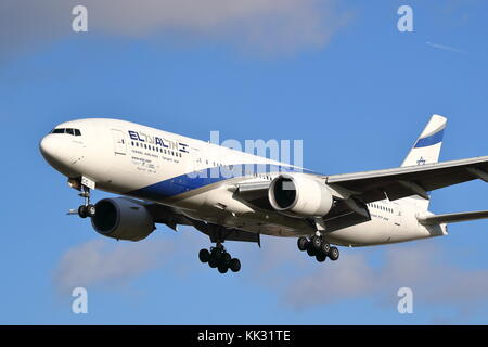 Boeing 777 d'El Al 4X-ECC, à l'atterrissage à l'aéroport Heathrow de Londres, UK Banque D'Images