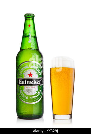 Londres, Royaume-Uni - 24 novembre 2017 : la bouteille et verre de bière blonde heineken sur fond blanc. Heineken est le produit phare de Heineken internationa Banque D'Images