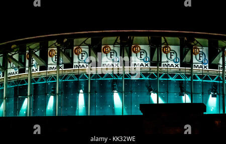 Vue nocturne du bâtiment rond Imax du BFI British Film Institute, éclairé avec un effet d'éclairage bleu, South Bank, Londres, Angleterre, Royaume-Uni Banque D'Images