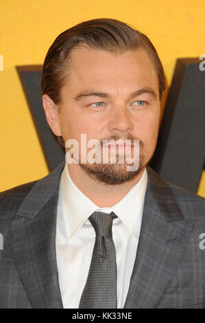 L'acteur américain Leonardo DiCaprio s'occupe le loup de Wall Street UK premiere at Odeon Leicester Square à Londres. 9 janvier 2014 © Paul Treadway Banque D'Images