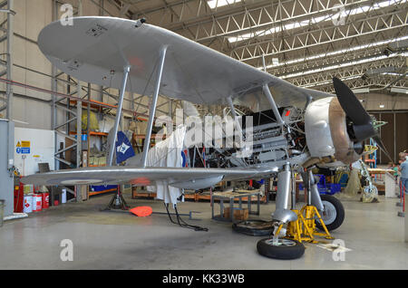 Gloster Gladiator II dans les marquages de la RAF en cours de maintenance, The Fighter Collection, Duxford, UK. Banque D'Images