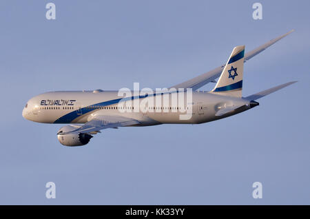 Boeing 787-9, El Al Israel Airlines, escalade à partir de l'aéroport Heathrow de Londres, Royaume-Uni. Banque D'Images