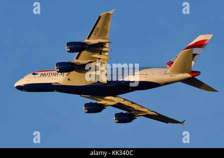 Airbus A380, British Airways, escalade à partir de l'aéroport Heathrow de Londres, Royaume-Uni, au coucher du soleil. Banque D'Images