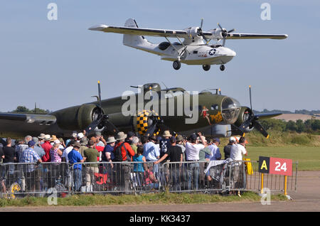 Airshow condamnations avec B-17G Flying Fortress et PBY-5A Catalina au cours de l'affichage de l'air de Duxford, UK. Banque D'Images