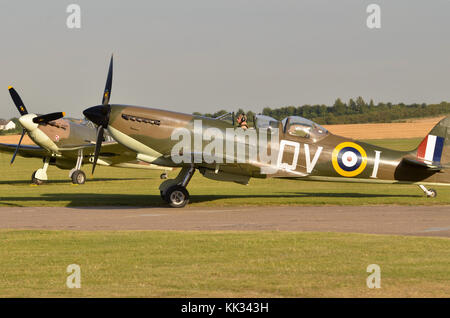 Spitfire Mk.IXT, RAF marquages, Duxford, UK. Spitfire Mk. Vb garée derrière. Banque D'Images