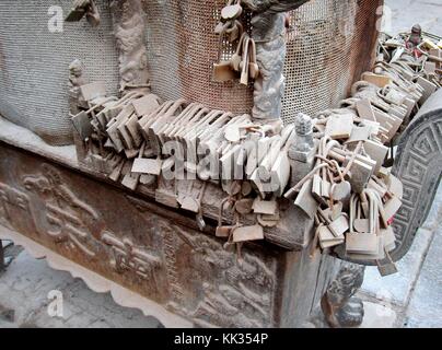 La montagne sacrée tai shan, Shandong, Chine. couples cherchant la bonne fortune quitter cadenas sur l'encens stand à la porte céleste du Sud Banque D'Images