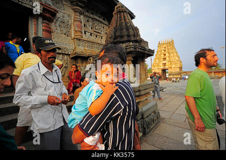 Les Indiens se rendant sur Chennakeshava Temple, Belur, Karnataka, Inde Banque D'Images