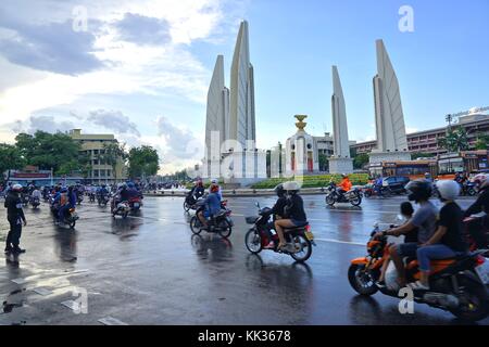 Bangkok, Thaïlande, 21 Oct, 2017- ville d'Asie à l'heure de pointe, des motos pendant les heures de pointe dans les rues animées autour du Monument de la démocratie à Bangkok, Thail Banque D'Images