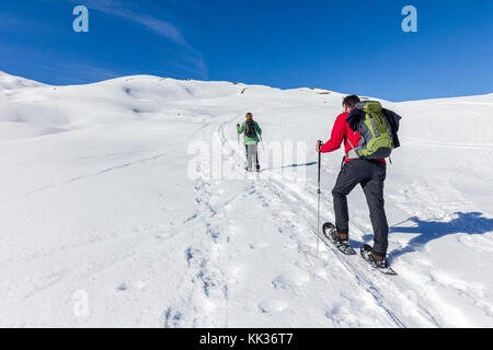 Couple est des randonnées en raquettes en hiver alpin montagnes. Bavière, Allemagne. Banque D'Images