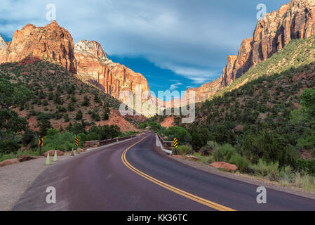 Route des montagnes dans la région de Zion National Park, Utah, USA Banque D'Images