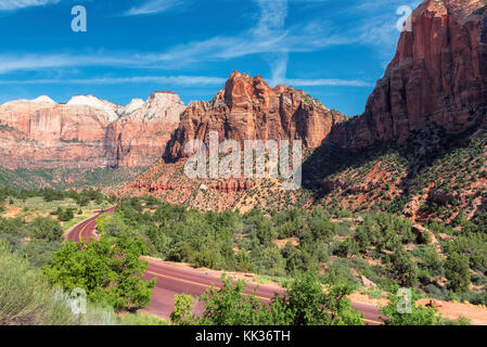 La route des montagnes dans la région de Zion National Park, Utah, USA Banque D'Images