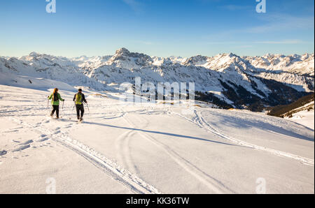 Deux randonneurs en raquettes au coucher du soleil en hiver alpin montagnes. Bavière, Allemagne. Banque D'Images