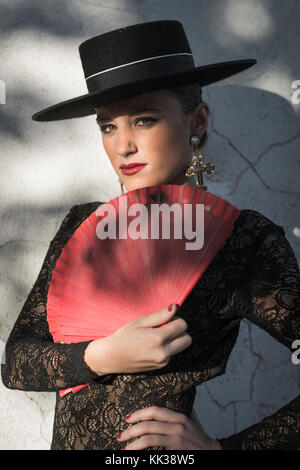 Spanish woman holding d'un ventilateur. Banque D'Images