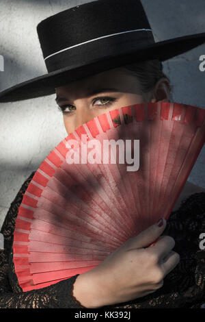 Spanish woman holding d'un ventilateur. Banque D'Images