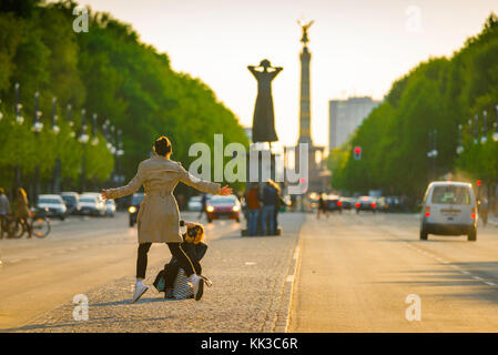 Happy Woman concept, vue d'une jeune femme photographiée par son ami sautant pour la joie dans le centre de Berlin, en Allemagne. Banque D'Images