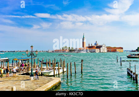 Vue de l'embarcadère de San Zaccaria avec l'église de San Giorgio Maggiore en arrière-plan à Venise le 3 septembre 2016. Banque D'Images