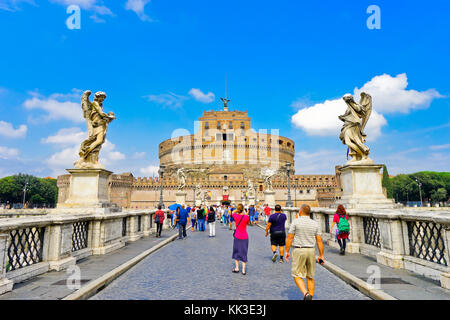 Vue sur le château Sant'Angelo et statues d'ange figure sur le pont aelian à Rome le 15 septembre 2016. Banque D'Images