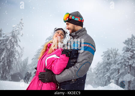 Couple heureux en amour sur la nature enneigée Banque D'Images