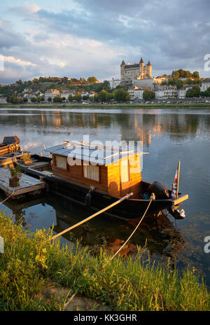 Un Cabanee traditionnel en bois bateau amarré sur la Loire dans la ville historique de Saumur dans la vallée de la Loire en France. Banque D'Images