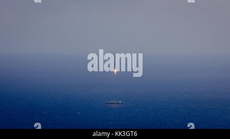 Falcon 9 première étape approches se lire les instructions dans l'Océan Atlantique après le lancement réussi CRS-6 de la Station spatiale internationale. Banque D'Images