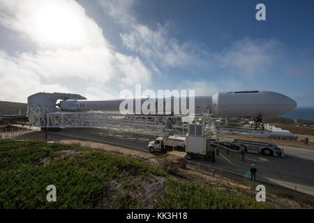 Avec cette mission, la fusée Falcon 9 SpaceX va rendre le satellite Jason-3 à l'orbite terrestre basse pour la U.S. National Oceanic and Atmospheric Administration (NOAA), la National Aeronautics and Space Administration (NASA), l'agence spatiale française (Centre National d'Etudes Spatiales (CNES) et l'Organisation européenne pour l'exploitation de satellites météorologiques (EUMETSAT). Banque D'Images