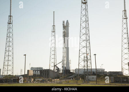 Dragon se dresse au sommet du Falcon 9 en préparation du lancement de la CRS-8 mission pour la NASA, Cape Canaveral, FL. Banque D'Images