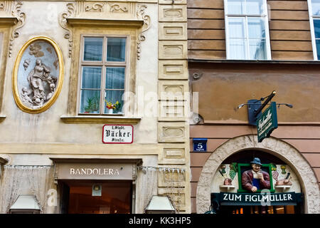 Figlmuller restaurant viennois traditionnel. Le plus célèbre restaurant schnitzel à Vienne, Autriche. Céramique murale enseigne publicitaire sur l'entrée. Banque D'Images