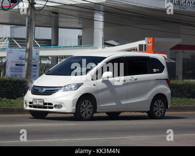 CHIANG MAI, THAÏLANDE - 16 NOVEMBRE 2017 : Honda Freed van. Photo road no.121 à environ 8 km du centre-ville de Chiang Mai, Thaïlande. Banque D'Images