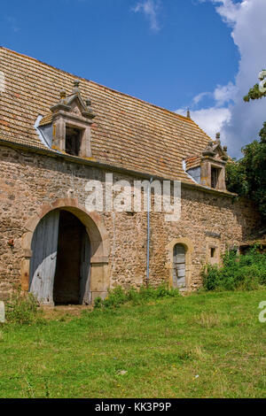 Belle vieille ferme inhabitée en france Banque D'Images