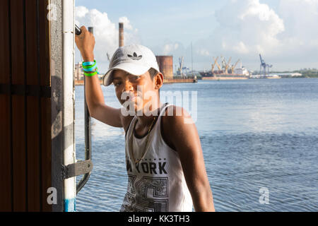 Jeune Cubaine boy, portrait sur un ferry de banlieue à La Havane, Cuba Banque D'Images