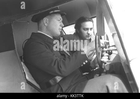 Instructeur de vol FREDDY KATZ AVEC LE STAGIAIRE DANS LE COCKPIT DE L'UN DES AVIONS D'ENTRAÎNEMENT À L'KATZ (PALESTINE FLYING SERVICE) FLYING SCHOOL À LOD.D2 059 Banque D'Images