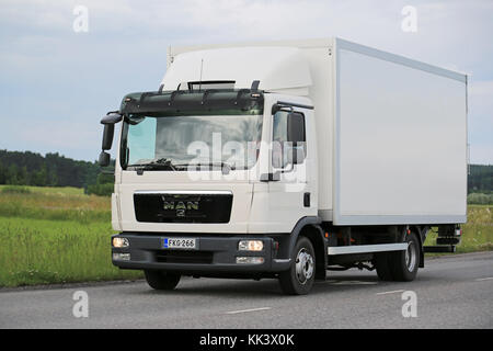 Salo, Finlande - le 10 juillet 2015 : man tgl 8,180 camions de livraison sur la route. man tgl sont conçus pour de courtes distances de transport et de distribution. Banque D'Images