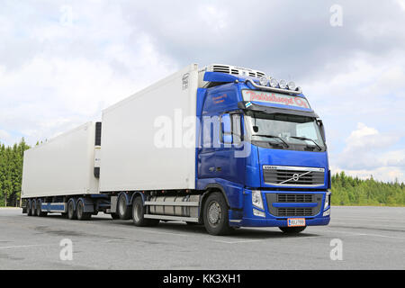 Hirvaskangas, Finlande - le 20 juin 2015 : Volvo fh bleu camion garé à température contrôlée. des camions réfrigérés peuvent transporter une variété de marchandises qui exigent Banque D'Images