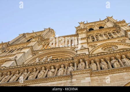 Low angle view sur l'avant de la cathédrale Notre dame de paris Banque D'Images