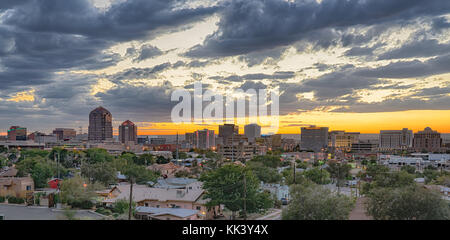 Albuquerque, NM - 12 octobre : Albuquerque, Nouveau Mexique skyline at sunset le 12 octobre 2017 Banque D'Images