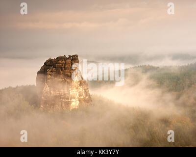 Soir après la pluie dans autumna suisse de Saxe. arbre coloré peaks est passé de paysage brumeux, de gros nuages dans le ciel. Banque D'Images