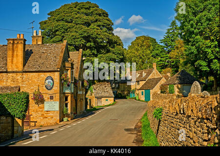 Scène de rue dans le joli village de Cotswold Snowshill sur un après-midi d'été, avec le bras de Snowshill public house Banque D'Images