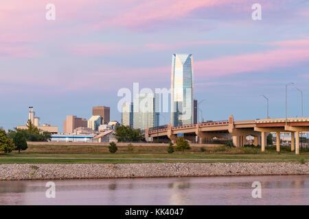 Oklahoma City, OK - 11 octobre 2017 : skyline de Oklahoma City, OK pendant le coucher du soleil Banque D'Images