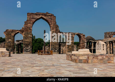 Le COMPLEXE DE QUTB, construit au 12th siècle, fait partie d'un SITE CLASSÉ au PATRIMOINE MONDIAL de l'UNESCO - NEW DELHI, INDE Banque D'Images